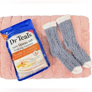 Dr Teal's Epsom Salt with Cozy Socks